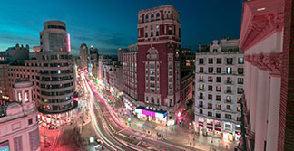 La calle Gran Vía iluminada de noche (Madrid)