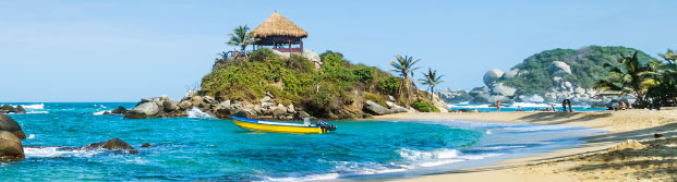 Una barca amarilla en una playa de Colombia