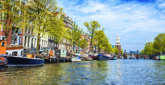 Barcas en un canal de Ámsterdam
