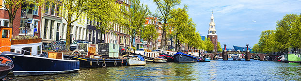 Barcas en un canal de Ámsterdam