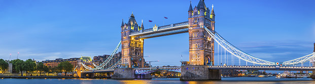 Vista nocturna del Tower Bridge