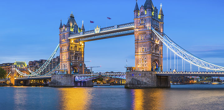 Vista nocturna del Tower Bridge