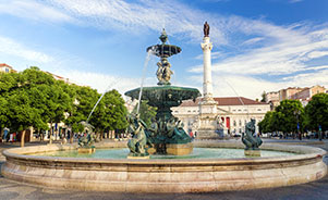 Vista de la plaza con el Teatro Doña María al fondo