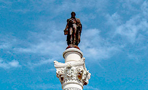 Detalle de la escultura del Rey Don Pedro