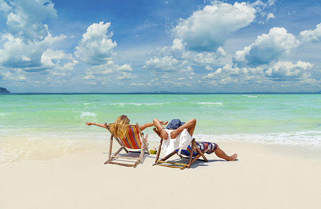 Pareja en una playa en Maldivas