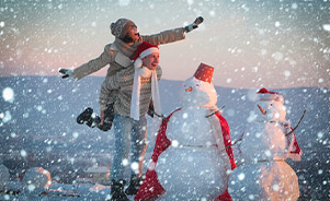 Una pareja juega en la nieve en Navidad