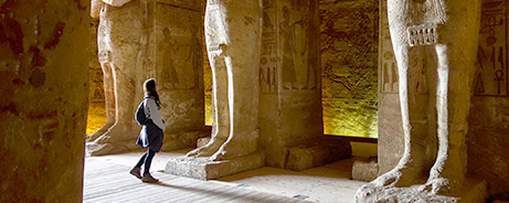 Turista en el interior del Templo de Ramsés II en Abu Simbel